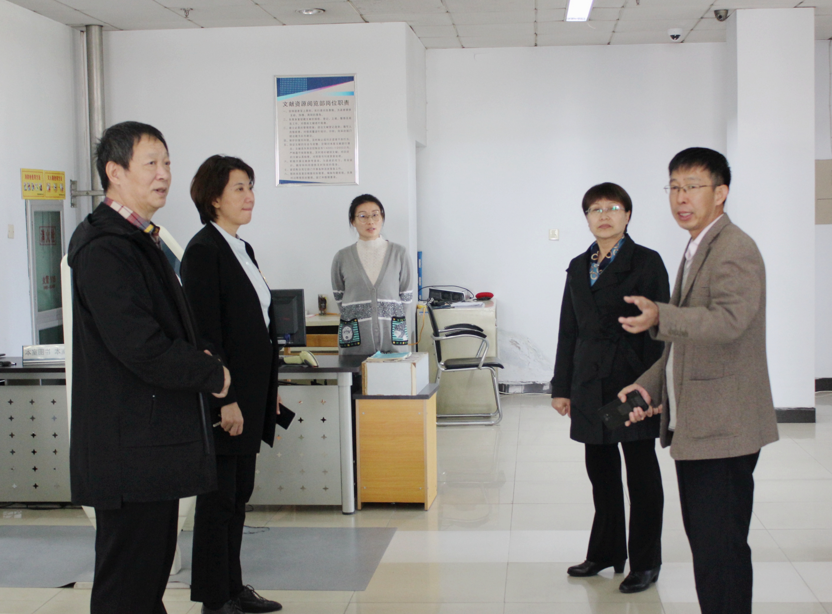 韩会玲马丽娟到图书馆调研指导工作-保定学院